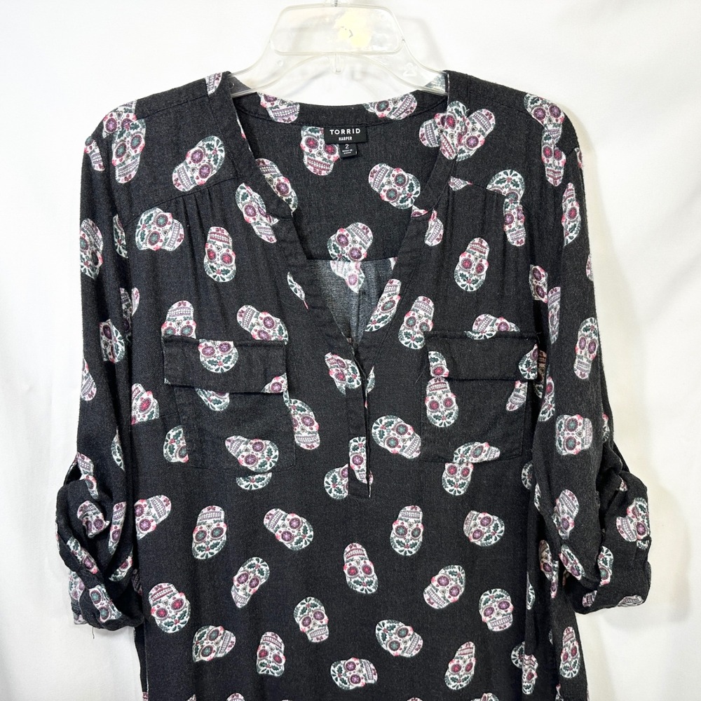Torrid Plus Size 2X Top Harper Black Sugar Skull Roll Tab Sleeve Goth Edgy 1820 - Picture 3 of 9